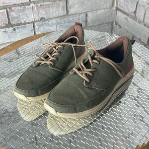 Pink and green Women’s Reef Sneakers Size 7.5